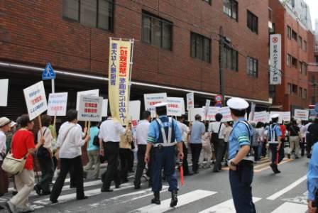 100627新宿デモ行進2