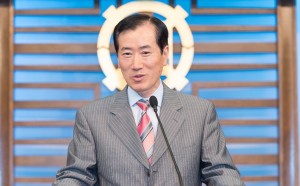 祝辞を述べる李成萬本部長③